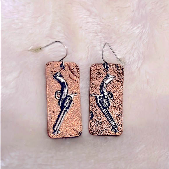 LIKE NEW! 🤠 VTG RUSTIC 2-D HAMMERED COPPER GUN PISTOL DANGLE FISH-HOOK EARRINGS - Picture 2 of 7